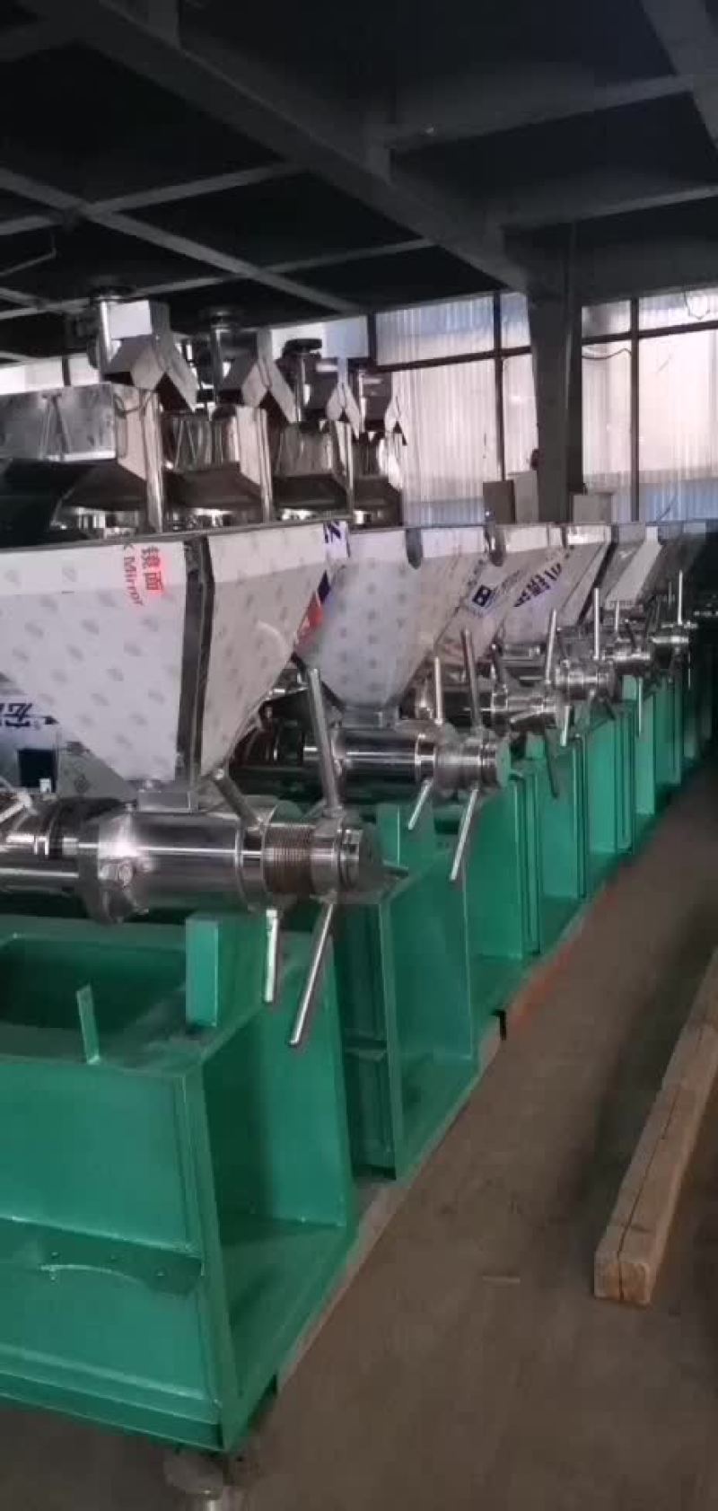 三友机械全套榨油机设备发往定边，自动化程度高一人即可操作