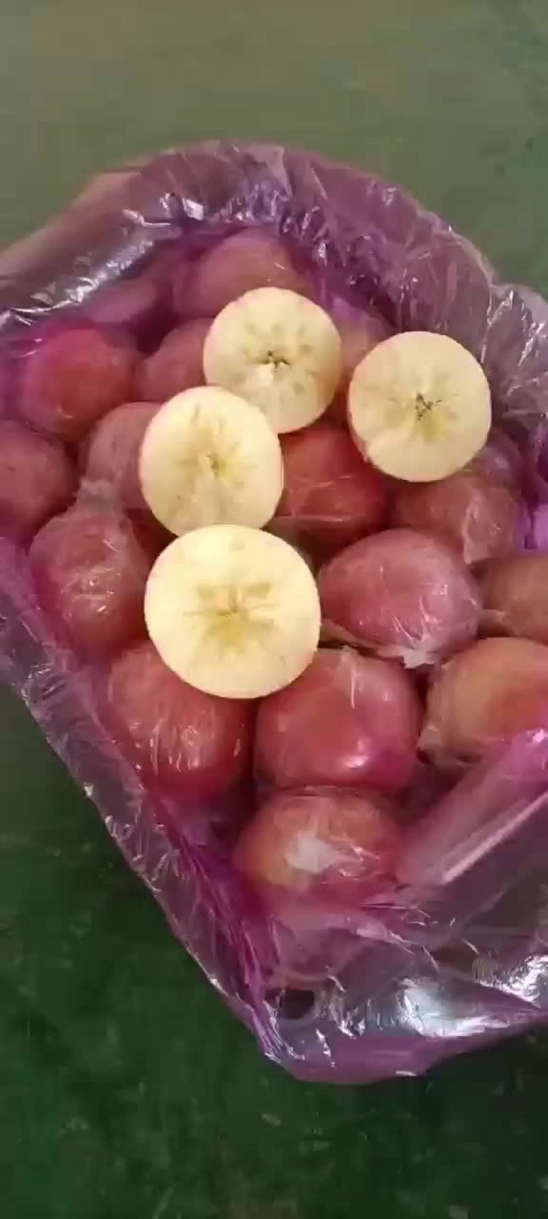 纸加膜冰糖心红富士苹果大量现货供应中，口感脆甜多汁。