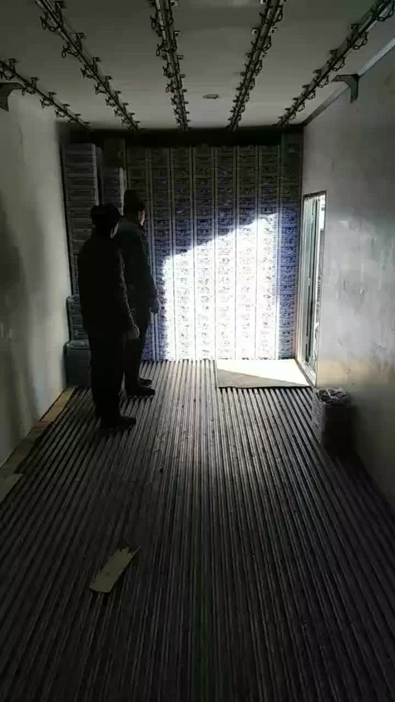 辽宁锦州市北镇巨峰葡萄口感好粒大硬度好，五斤白盒葡萄
