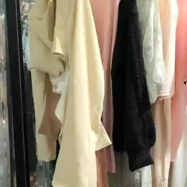 靓妹杂款女装几万件都便宜出了。需要的联系