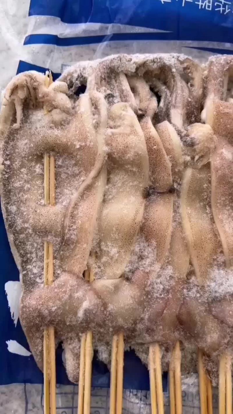 鱿鱼串，一串儿是35克，也有一串儿是45，也可以是70克