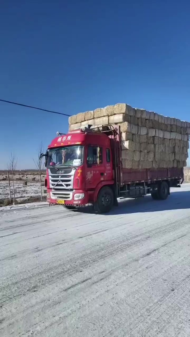 优质秸秆，现打现上车