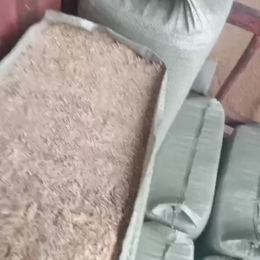 压缩稻壳装货中！