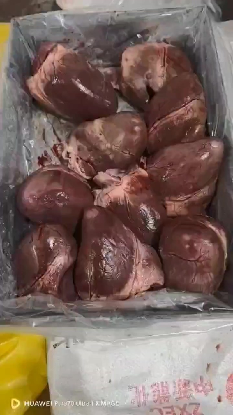 猪心。猪肝。每天生产两吨多。新鲜
