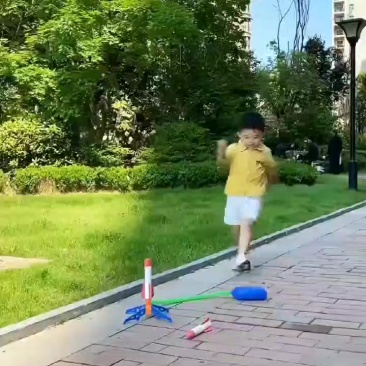 脚踩冲天炮