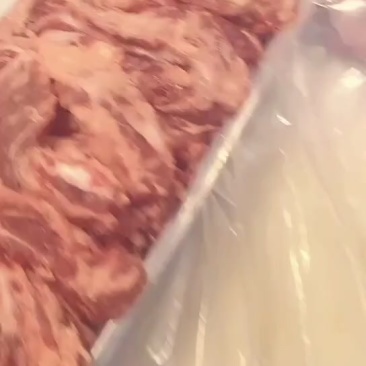 牛肋条肉，装箱中