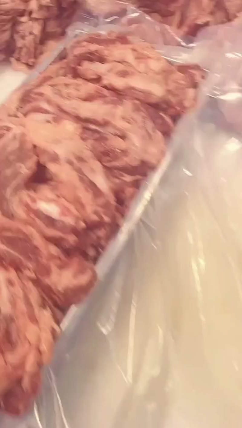 牛肋条肉，装箱中