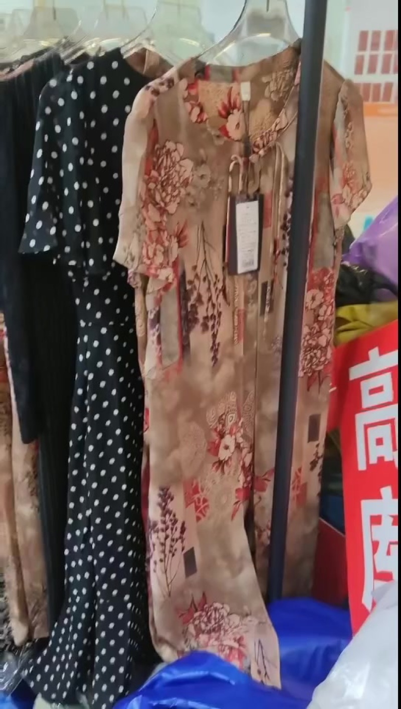 老年妈妈装连衣裙，数量300条左右。码数齐全，12清