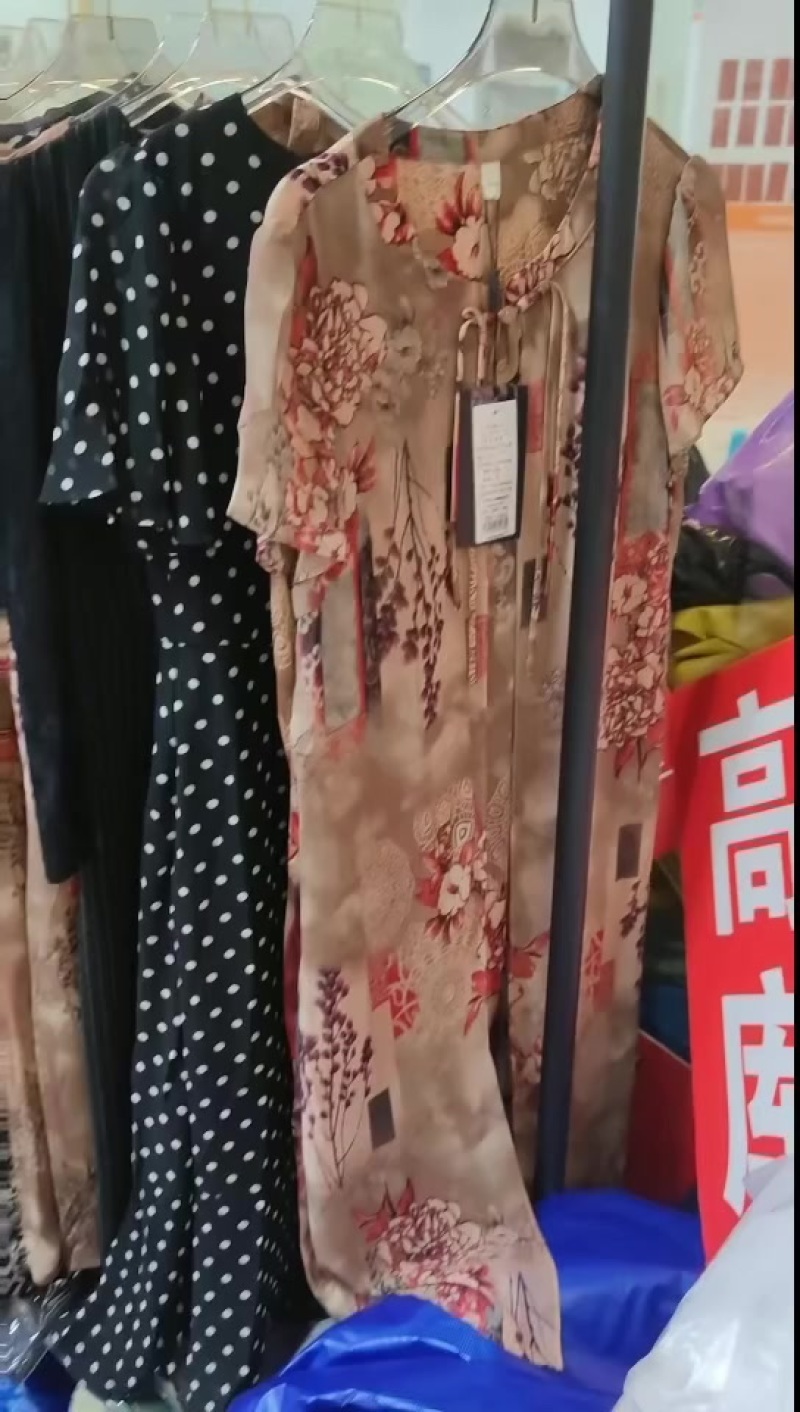 老年妈妈装连衣裙，数量300条左右。码数齐全，12清