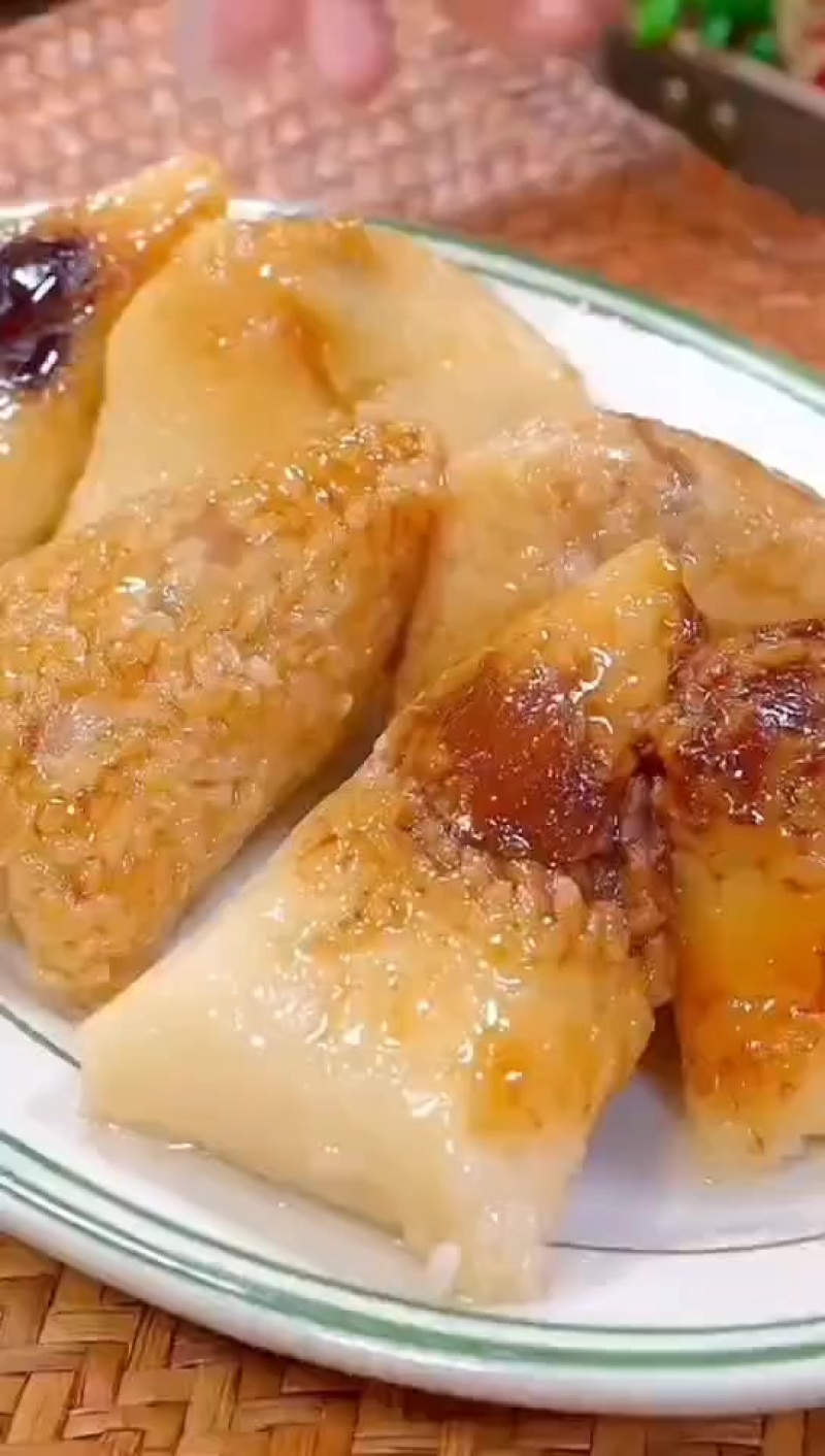 荣姐传统手工粽子，黑米，江米。豆沙，黄米，肉粽，蛋黄肉粽.