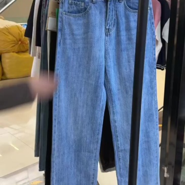 实体店女士牛仔裤190条左右，都是带弹性的