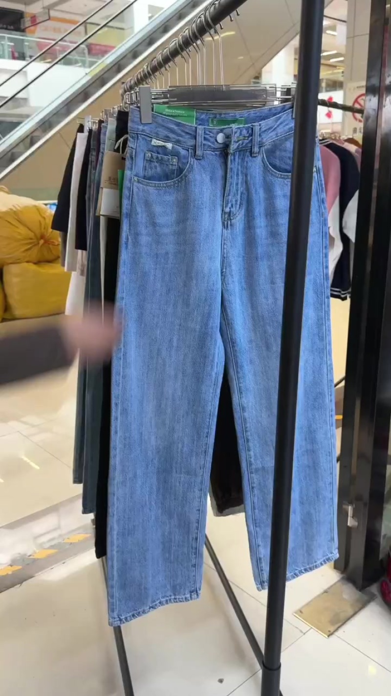 实体店女士牛仔裤190条左右，都是带弹性的