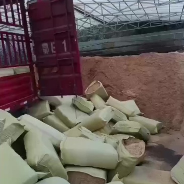 压缩稻壳卸货中