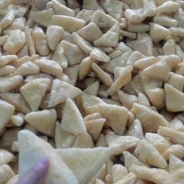 金黄的三角油泡豆腐，现场出锅图，漂亮美味。