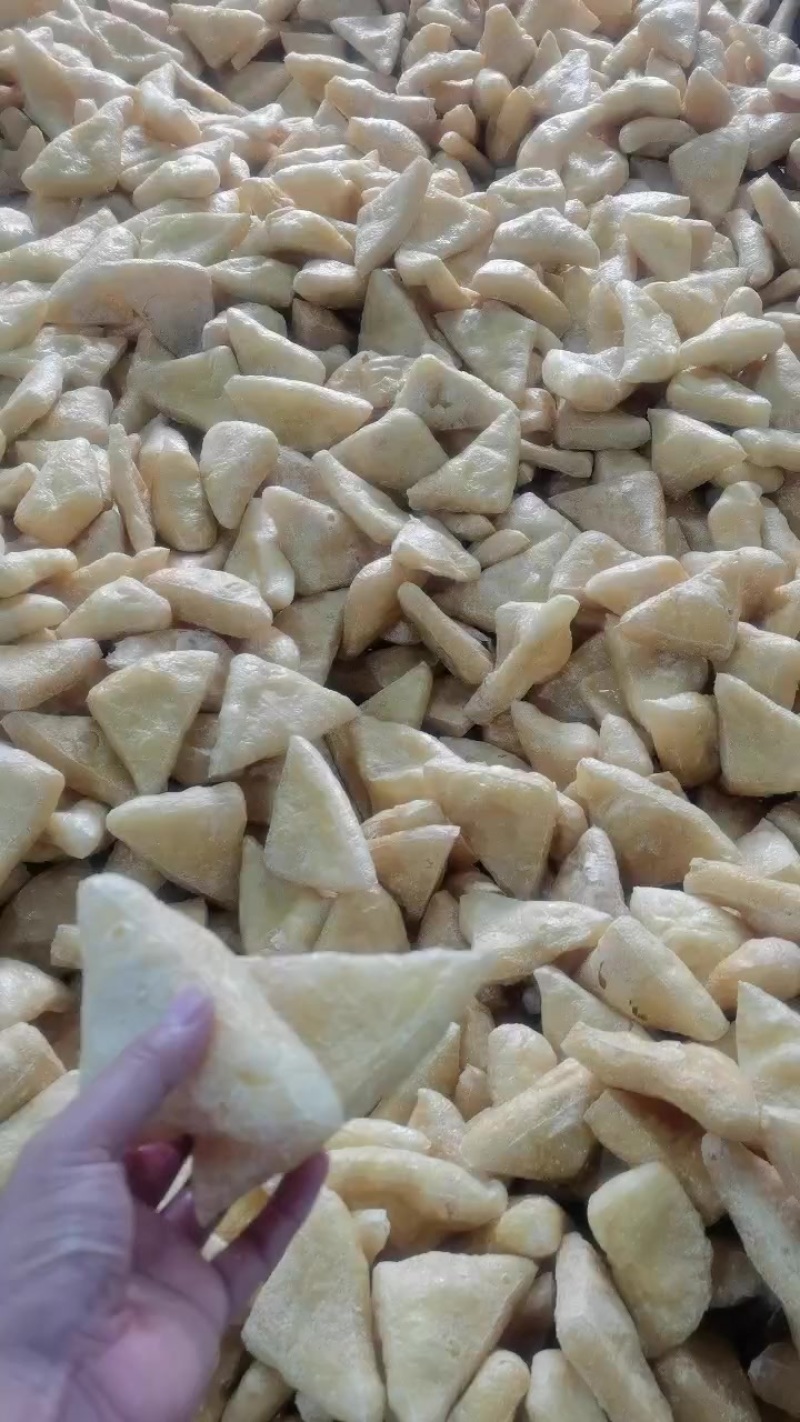 金黄的三角油泡豆腐，现场出锅图，漂亮美味。