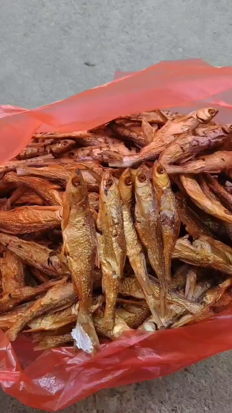 自家熏干的野生小鱼干，很香，很好吃