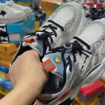 实体店下架童鞋清货16元，数量500多双有好几个品牌