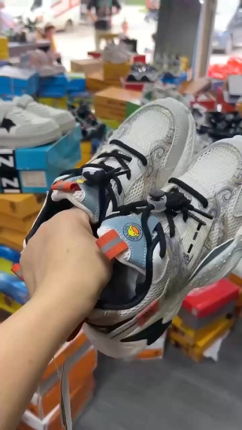 实体店下架童鞋清货16元，数量500多双有好几个品牌