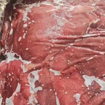 鲜冻牛肉刚分割出来一批，颜色新鲜